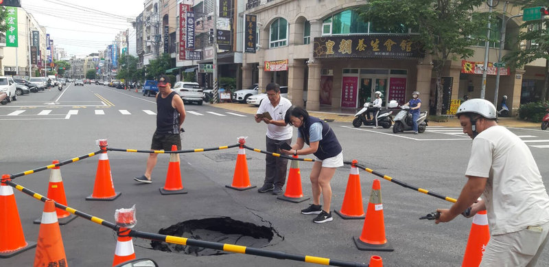 台中市大里區東榮路與永隆路口1日下午因自來水幹管爆管造成路面坍塌，民眾路過向警方與市府通報。（台中市政府提供）中央社記者蘇木春傳真  112年5月2日