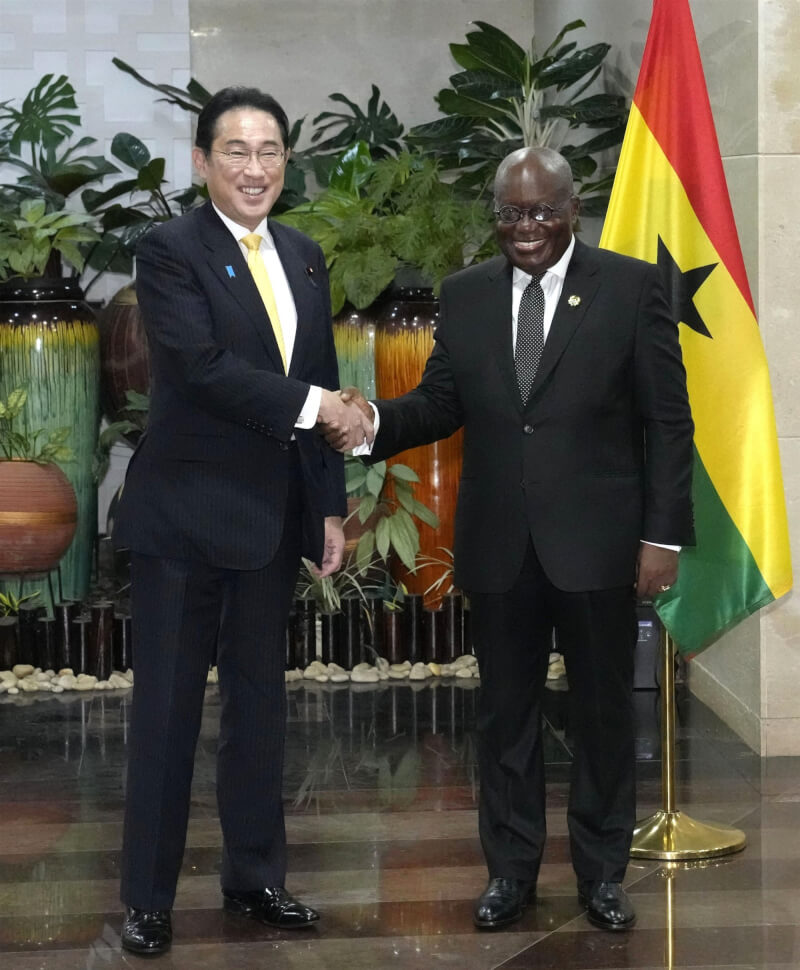 日本首相岸田文雄（左）2日與迦納總統阿庫佛艾杜（右）會談，並表明日本將於未來3年提供包括迦納在內的幾內亞灣沿岸各國約5億美元援助。（共同社）