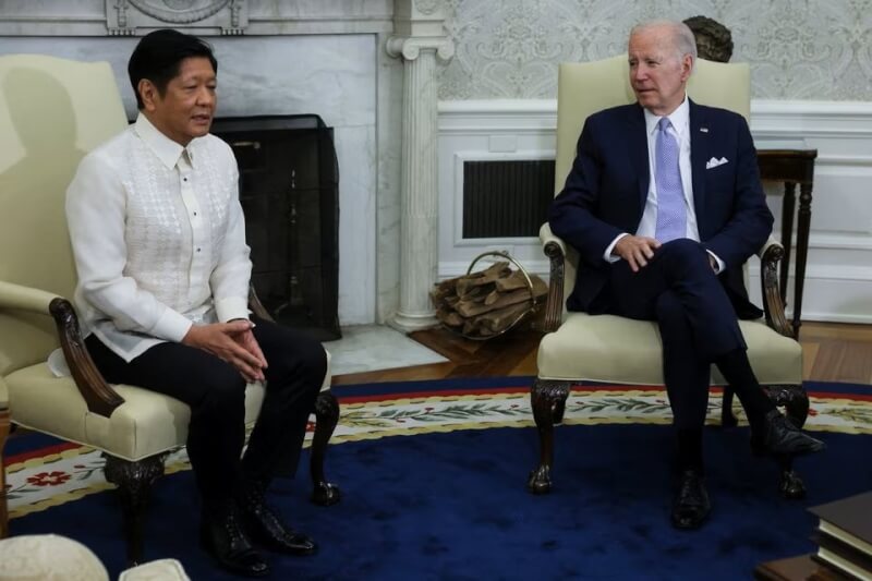 美國總統拜登（右）1日在白宮與菲律賓總統小馬可仕（左）會談。（路透社）