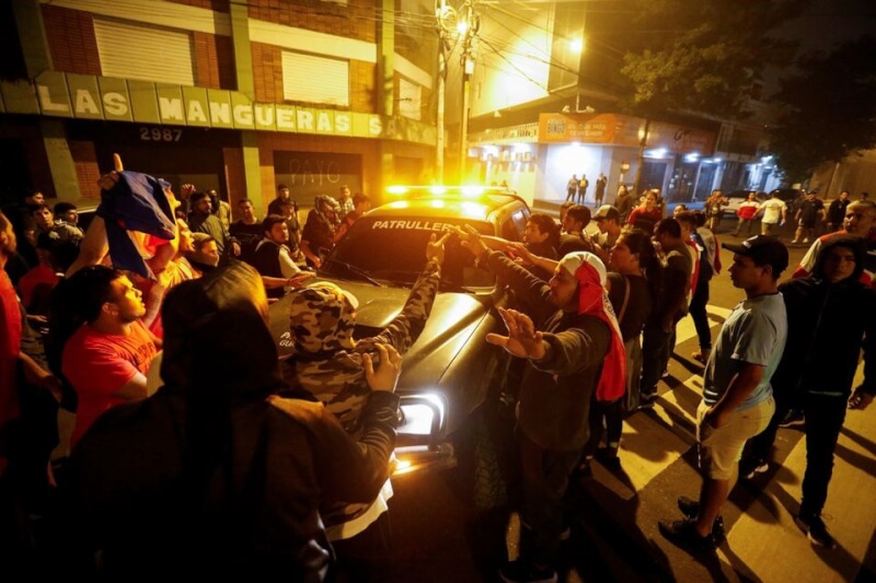 巴拉圭總統大選結束，右翼候選人顧巴斯支持者1日在選舉法庭外抗議。（路透社）