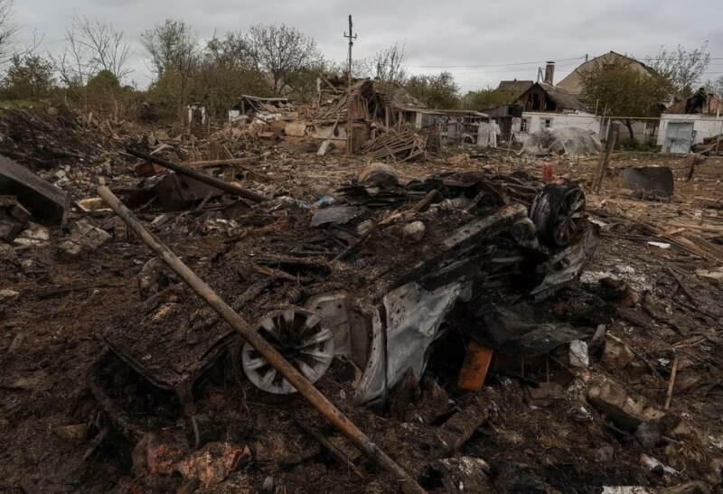 俄羅斯夜裡向烏克蘭發動密集飛彈攻擊，在東部城市巴甫洛格勒引發大火，造成大量人員傷亡。圖為巴甫洛格勒郊區車輛被燒毀。（路透社）