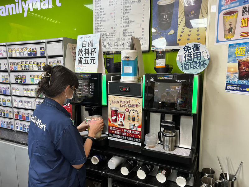 台中市環保局3日宣布，中市轄內「飲料店」10月1日起將不得提供塑膠一次用飲料杯（包含生物可分解塑膠材質的PLA杯），違者將依「廢棄物清理法」規定開罰。（台中市環保局提供）中央社記者郝雪卿傳真 112年5月3日