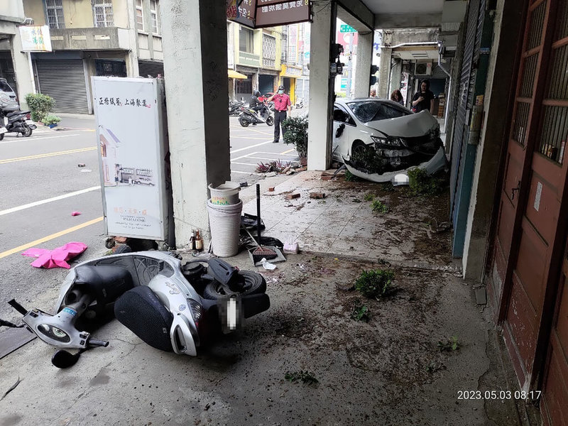 苗栗縣頭份市自強路、和平路口3日發生轎車連撞多部機車後撞進騎樓事故，現場共4名傷者肢體外傷、意識清楚，送醫救治。警方查出肇事駕駛未滿18歲，無照駕車又闖紅燈釀禍。（民眾提供）中央社記者管瑞平傳真  112年5月3日