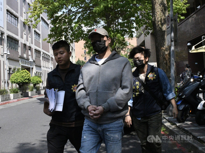 刑事局2日兵分多路掃蕩竹聯幫多處據點，逮捕涉犯組織犯罪、恐嚇取財等案的仁堂旭仁會陳姓會長（中）等15嫌，詢後3日下午移送台北地檢署複訊。中央社記者林長順攝  112年5月3日