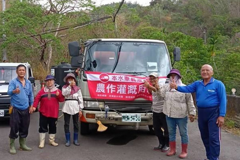 南區水資源局與台南市政府合作，調派水車從虎頭埤水庫載水到山區供農民取水灌溉。（南水局提供）中央社記者楊思瑞台南傳真  112年5月3日