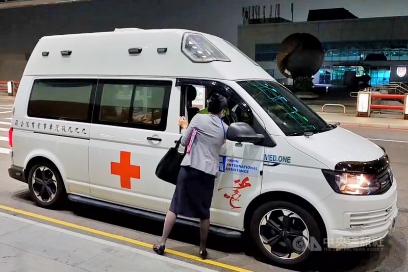 載著24歲澳洲男大學生艾力克斯．蕭里的救護車，在3日清晨4時29分抵達桃園國際機場第二航廈，由航務代理公司的人員備妥相關資料，經移民署確認人數及航警安檢後前往醫療專機。中央社記者吳睿騏桃園機場攝 112年5月3日