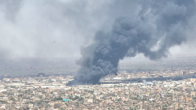南蘇丹外交部2日表示，蘇丹交戰雙方已同意4日起停火7天。圖為蘇丹喀土穆北部1日冒出黑煙。（路透社）
