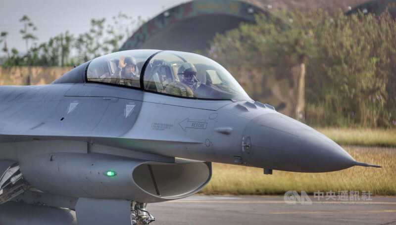 空軍對美採購66架F-16V戰機，近期接獲美方通知，因疫情影響供應商，出廠時間改為明年第3季。圖為嘉義水上機場一架空軍F-16V戰機。（中央社檔案照片）