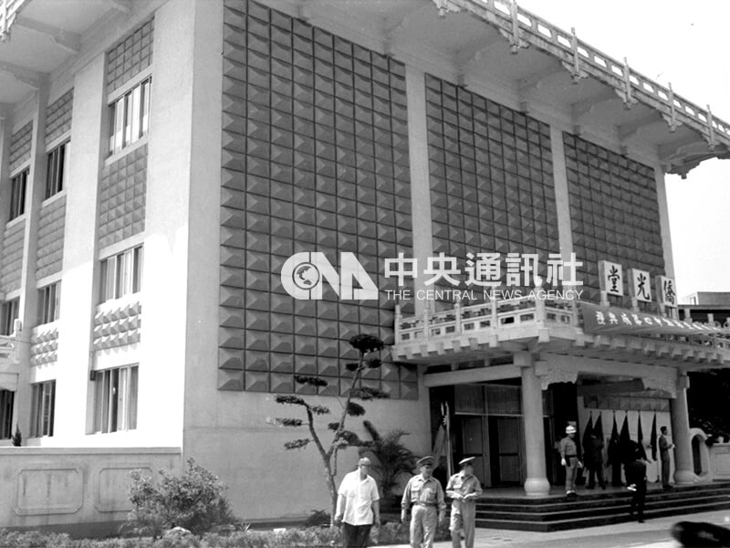 僑光堂1968年落成時的外觀。僑光堂由淡江大學建築系創系教授馬惕乾設計，具強烈的中式仿古建築元素，如紅柱、花窗、明清官式欄杆等。（中央社檔案照片）