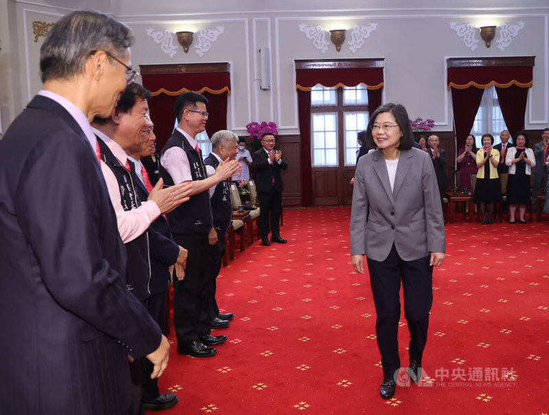 總統蔡英文（前右）4日上午在總統府接見「社團法人國際生命線台灣總會」，感謝生命線志工的付出。中央社記者鄭傑文攝  112年5月4日