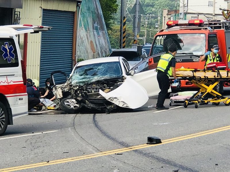 苗栗縣頭屋鄉台13線路段4日上午發生自小客車自撞電桿意外，因撞擊力道猛烈，肇事車輛幾乎半毀滑行至對向車道，2人受困車內，經消防人員協助脫困送醫救治。（民眾提供）中央社記者管瑞平傳真  112年5月4日