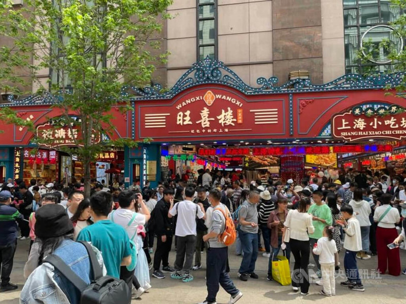 根據統計，上海五一連假期間湧入的旅客人數約1565萬人次，其中以江蘇、浙江、安徽等地佔了1/3。圖為2日上海南京步行街一家伴手禮店面的人潮。中央社記者吳柏緯上海攝 112年5月4日