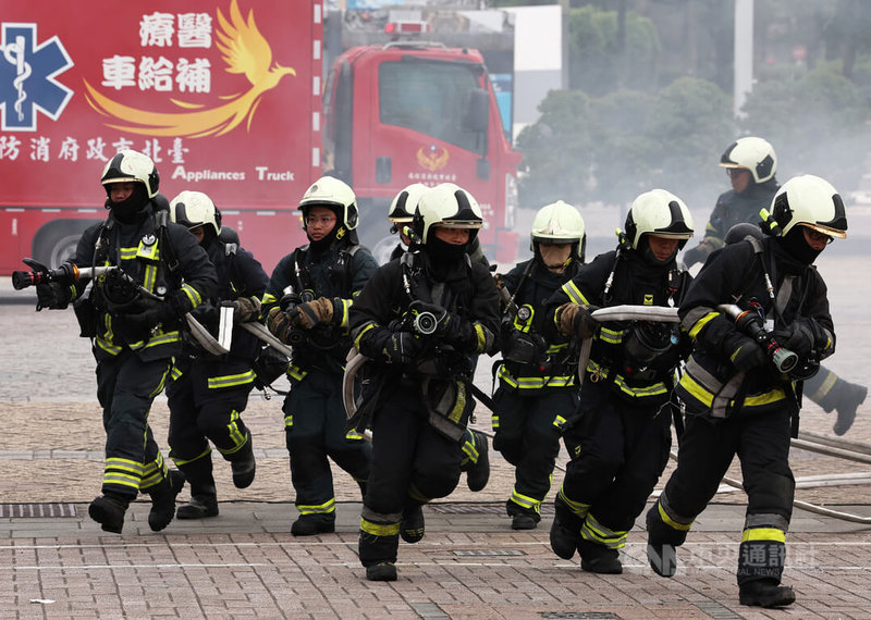 台北市政府於4日下午舉行112年全民防衛動員暨災害防救（民安9號）演習，圖為模擬災害發生時，消防人員迅速就位，實施救災任務。中央社記者趙世勳攝 112年5月4日