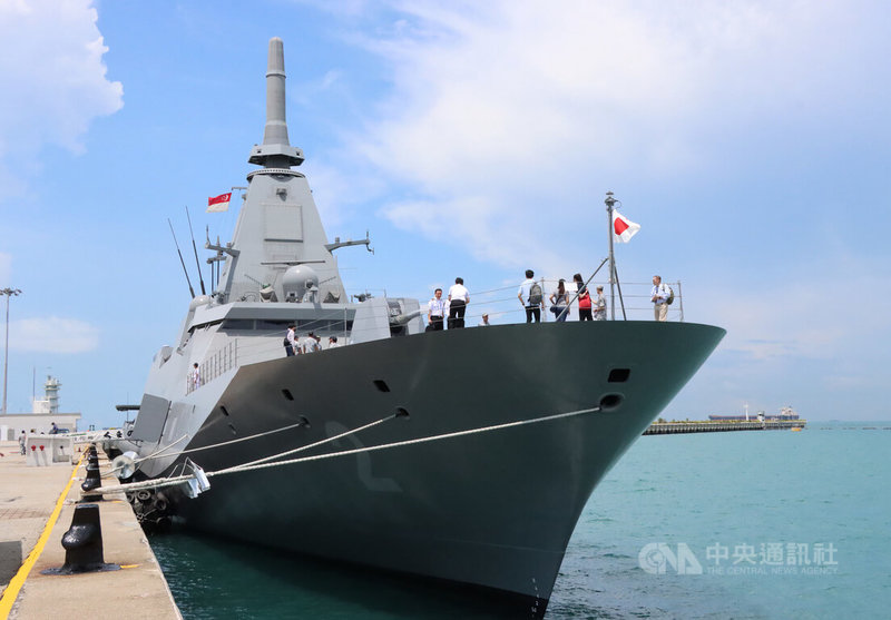 亞洲國際海事防務展時隔4年回歸，3日至5日在新加坡舉行，日本海上自衛隊的多功能護衛艦「熊野號」參與展示。中央社記者侯姿瑩新加坡攝 112年5月4日