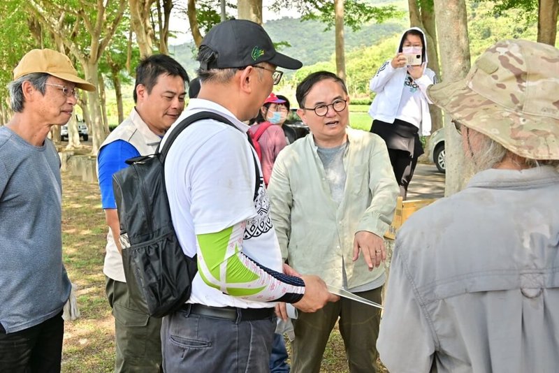 台東縣鹿野鄉連接熱氣球場地和龍田村之間將興建「龍高步道」，民進黨立委劉櫂豪（前右2）4日邀集交通部觀光局和在地居民現勘步道預定路線，要求觀光局在低密度開發下加速辦理。（劉櫂豪服務處提供）中央社記者盧太城台東傳真  112年5月4日