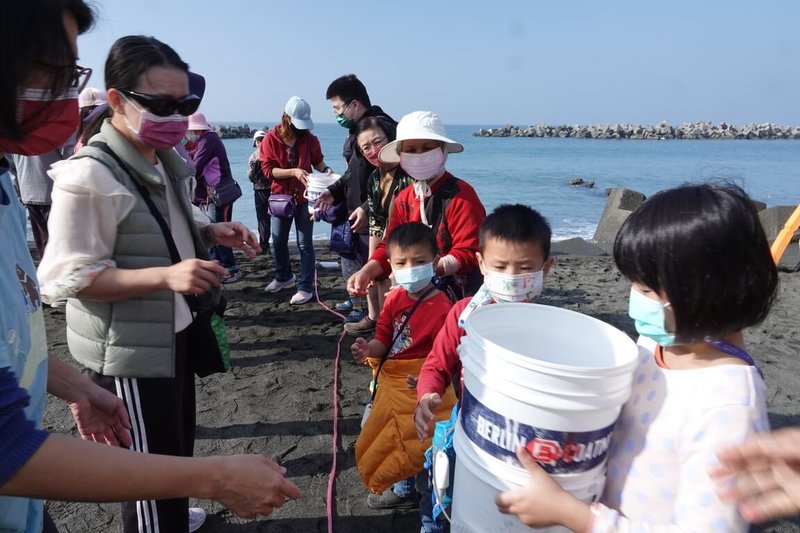 高雄市政府海洋局表示，魚苗放流是維護增加漁業資源、改善魚場環境最直接、最有效果的方法，今年至4月底，已核准113萬餘尾烏魚、黃錫鯛（枋頭）、黃鰭鯛等魚苗放流至高市周邊海域。（高雄市海洋局提供）中央社記者林巧璉傳真  112年5月4日