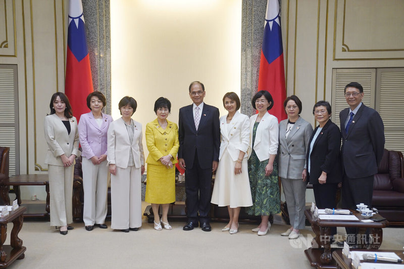 日本參議員山東昭子（左4）率團訪台，訪團成員包括參議員舟山康江（左3）、今井繪理子（左）及眾議員島尻安伊子（左2）等跨黨派女性國會議員。圖為立法院長游錫堃（左5）4日在立法院接見，並合影留念。中央社記者徐肇昌攝  112年5月4日