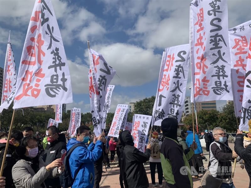 圖為去年12月18日新竹縣反對湖口生命園區自救會遊行抗議，手舉著「堅決拒設第2座火葬場」的白旗。（中央社檔案照片）