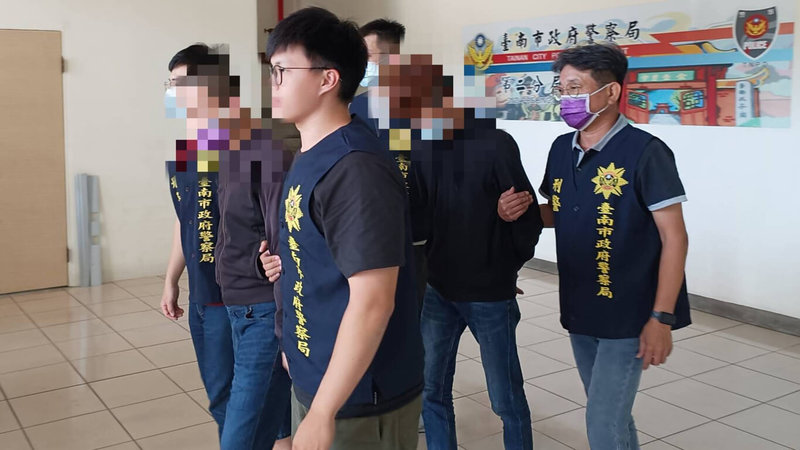 台南市警方4月從一名毒品犯身上起出槍枝零件後持續追查，5月3日在新化區及東區逮捕3人並起出槍毒，訊後送辦。（台南市警局提供）中央社記者張榮祥台南傳真  112年5月4日