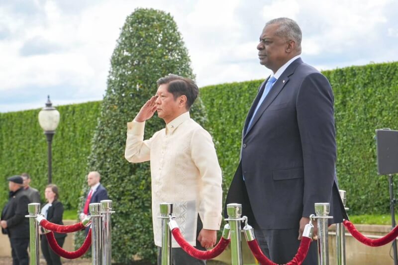 菲律賓總統小馬可仕（左）4日前往拜會五角大廈，美國國防部長奧斯汀（右）向小馬可仕重申華府保衛菲律賓的承諾。（圖取自facebook.com/BongbongMarcos）