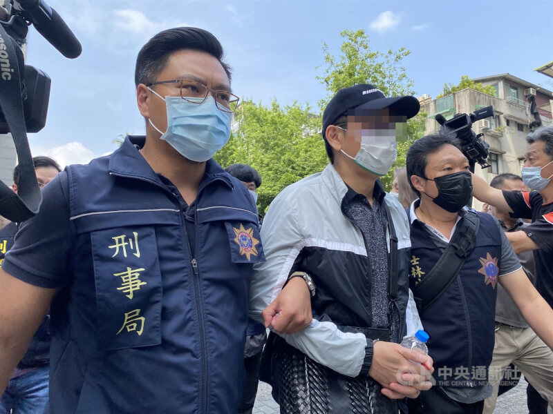 網路借貸媒合平台imB涉以「假債權、真吸金」手法詐騙吸金,刑事局3日到桃園等地執行搜索,拘提平台負責人曾男(中)等8嫌到案,他辯稱因投資失利才行騙,已知39人被害逾上億元。中央社記者黃麗芸攝 112年5月4日