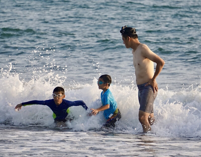 圖為高雄市旗津海水浴場湧入人潮。（中央社檔案照片）