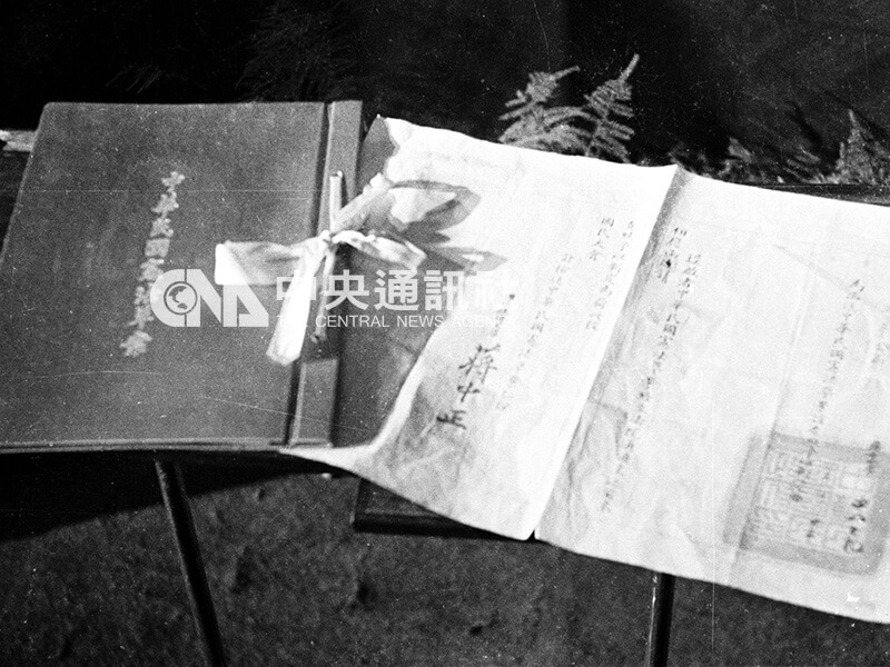 1936年頒布的「五五憲草」原件，現藏於國史館。（中央社檔案照片）