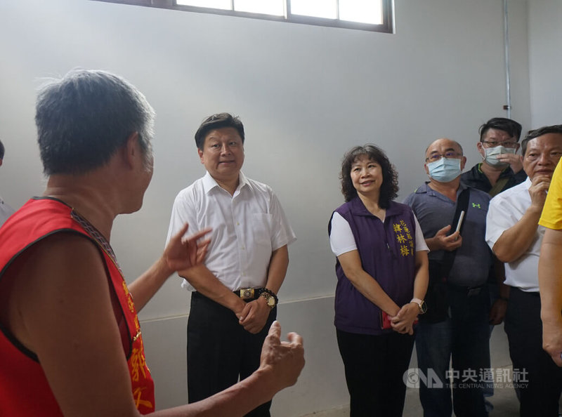 國民黨籍立委傅崐萁(左2)5日下午邀集台鐵局、花蓮縣文化局及石藝大街攤商共同會勘舊花蓮鐵路醫院修復工程,針對未來租約、淹水問題等面向討論。中央社記者張祈攝 112年5月5日