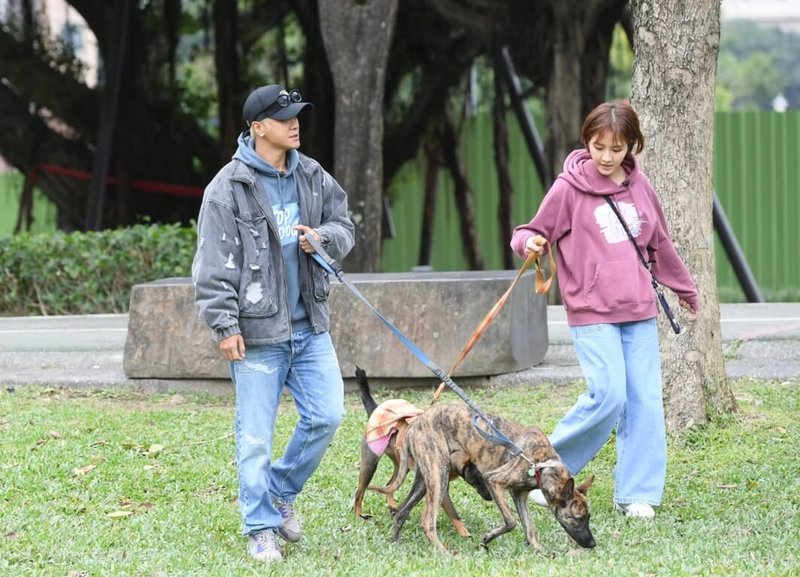 藝人羅志祥（左）在寵物實境節目「TOP DOG 回家」細心呵護的狗狗「辛芭」，即將離開找到新家、新主人，讓他忍不住鼻酸不捨。（三立提供）中央社記者葉冠吟傳真  112年5月5日