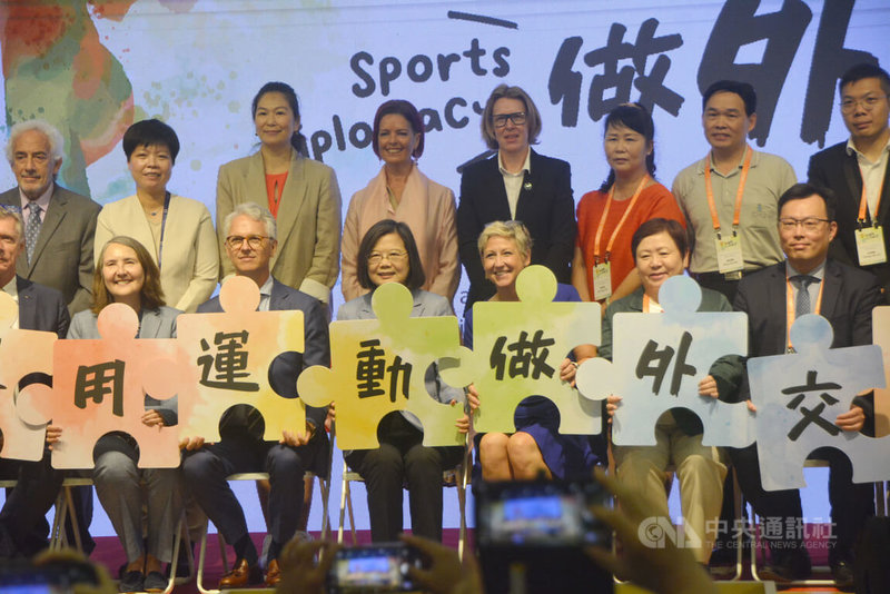 總統蔡英文（前右4）5日在台北大學出席「用運動做外交：台美共建亞太運動性平交流國際論壇」暨「Women in Sports 國際攝影大賽頒獎典禮」，和與會者合影。中央社記者黃旭昇新北攝  112年5月5日