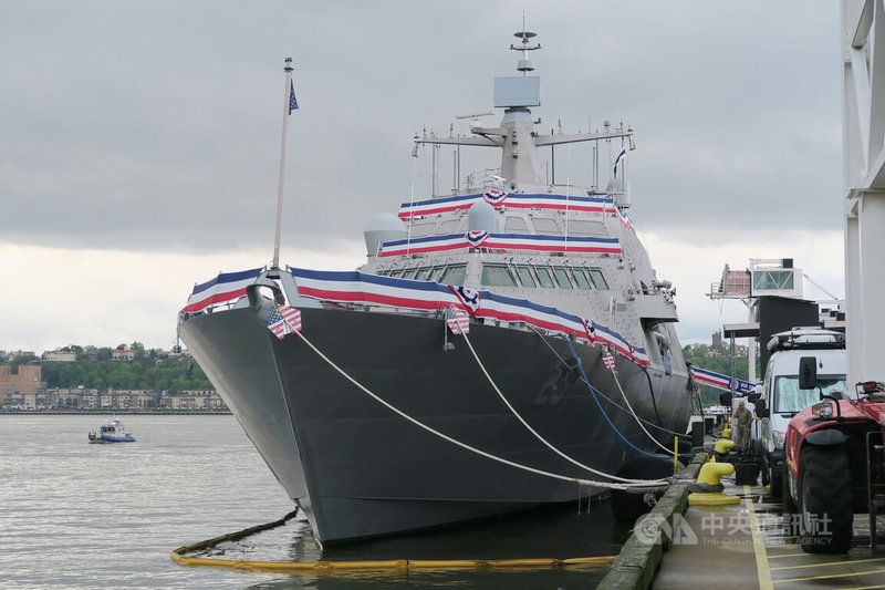 美國海軍最新自由級近岸作戰艦古柏鎮號停靠紐約市曼哈頓88號碼頭,為預定6日舉行的服役儀式暖身。中央社記者尹俊傑紐約攝 112年5月5日