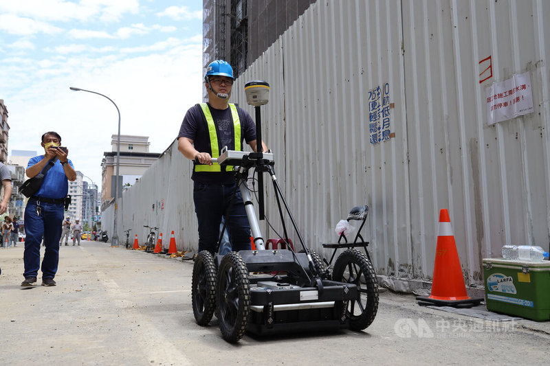 新竹縣竹北市一處建案工地旁鄰近道路多次發生坍塌意外，縣府5日委請技術人員到場以透地雷達探測，分析鄰近道路地質穩定程度，並指出未來每週都會檢測，盼防止意外重演。中央社記者郭宣彣攝  112年5月5日