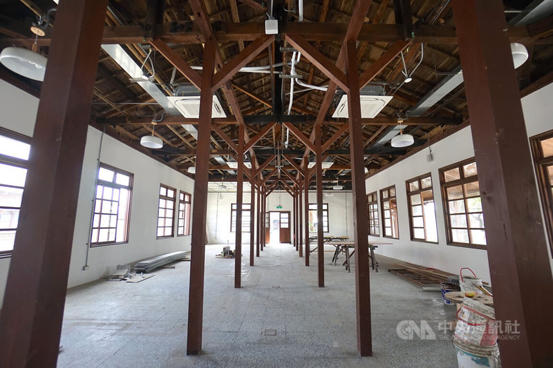 台鐵局向文化部爭取經費修復歷史建築「花蓮港鐵道醫院」,工程期間還曾遇到火災影響工期,如今將於5月底完工,後續規劃連同石藝大街範圍租給花蓮縣政府經營。中央社記者張祈攝 112年5月5日