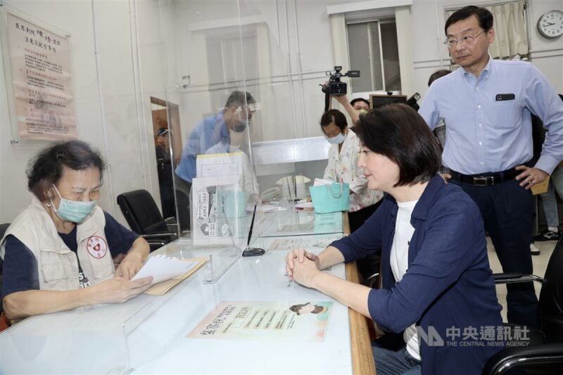 國民黨立委王鴻薇(右2)日前質疑前合庫資產管理公司(AMC)董事長蔡見興涉及任用親友,且鉅額放款疑有違規;5日與國民黨立法院黨團總召曾銘宗(右)等人前往前往監察院舉發財政部長莊翠雲、前任財政部長蘇建榮、合庫董事長雷仲達涉嫌瀆職。中央社記者張皓安攝 112年5月5日