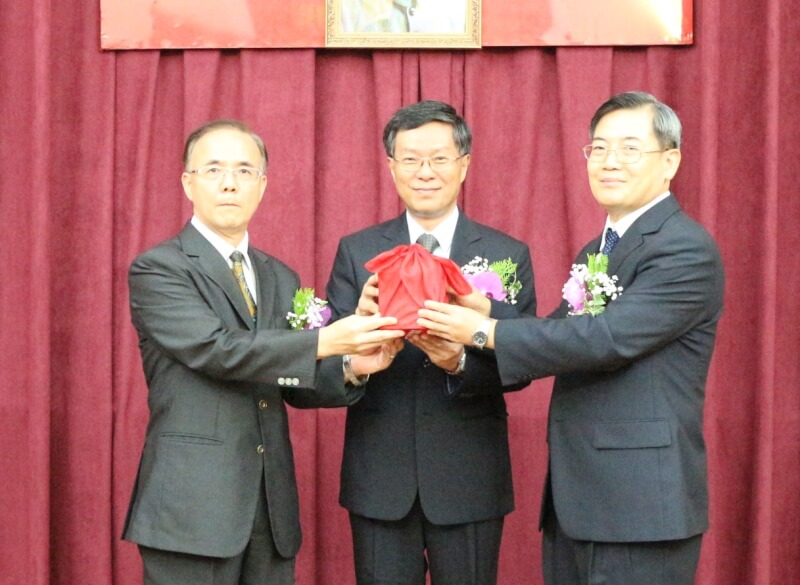 圖為吳三龍（右）107年接任花蓮高分院院長。（圖取自司法院網頁judicial.gov.tw）