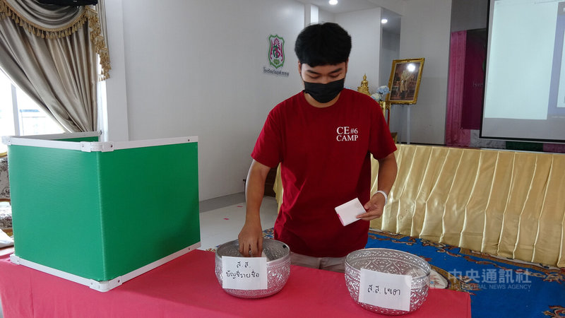 泰國民間團體ilaw走入校園舉辦工作坊,教導學生選舉相關的知識。圖為學生模擬投票過程。中央社記者呂欣憓曼谷攝 112年5月5日