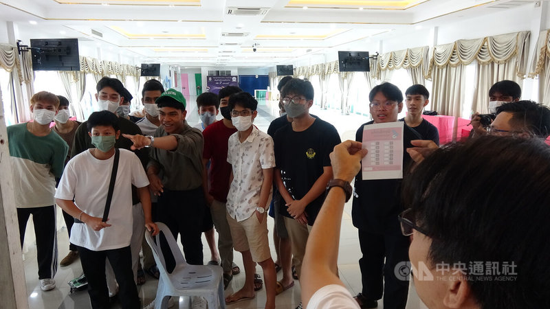 泰國民間團體ilaw走入校園舉辦工作坊，教導學生選舉相關的知識。圖為模擬開票過程。中央社記者呂欣憓曼谷攝 112年5月5日