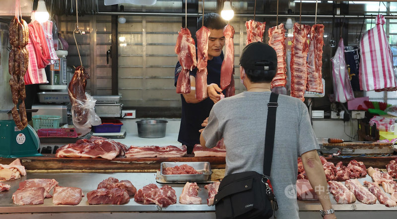行政院主計總處5日公布4月消費者物價上漲率（CPI）為2.35%，並指出在4月CPI中，食物類上漲4.19%，主因是蛋類及肉類受飼養成本提高影響，持續上漲，外食費漲幅也達4.41%。圖為民眾在永春市場購買豬肉。中央社記者張新偉攝 112年5月5日