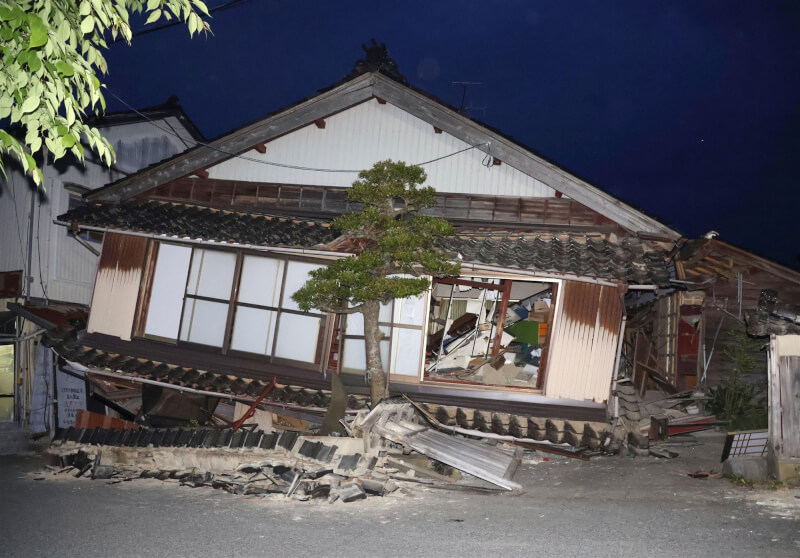 石川縣的1間一層樓民宅5日因強震倒塌。（共同社）