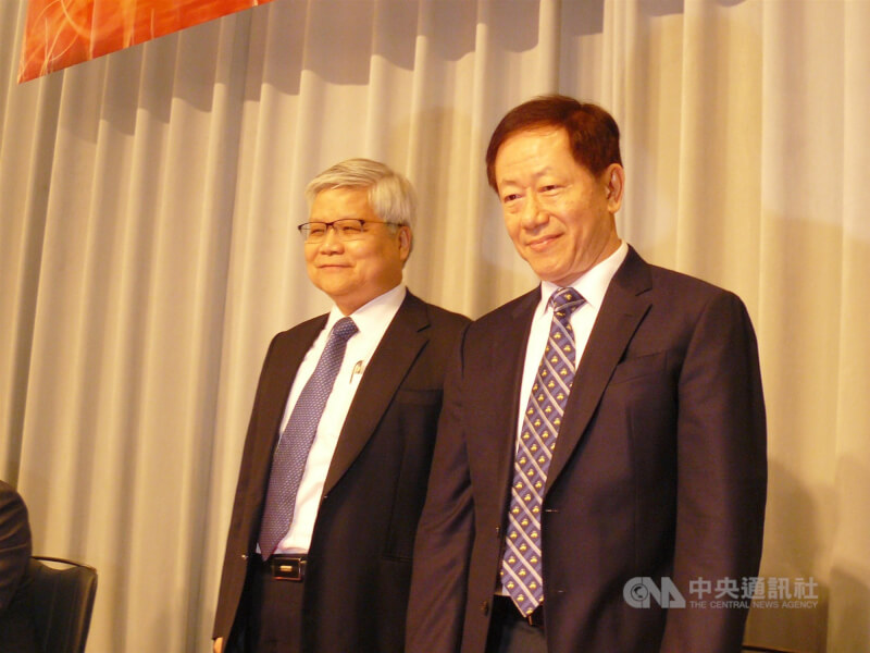 圖右為台積電董事長劉德音，左為總裁魏哲家。（中央社檔案照片）