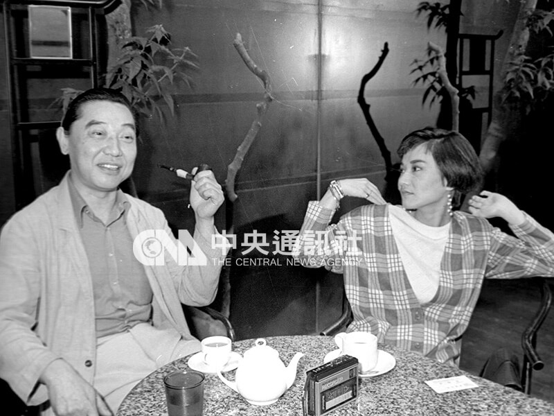 1987年5月6日，鋼琴詩人傅聰（左）與電視節目「週末派」的主持人張小燕（右）作錄影前的協調。（中央社檔案照片）