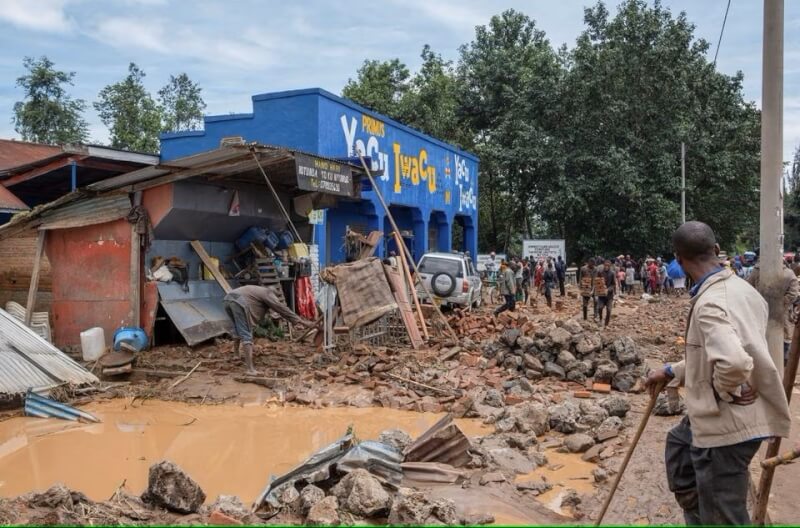 盧安達境內豪雨成災，數千人無家可歸，罹難人數4日增至130人，還有超過5100棟民房被毀。圖為盧安達西部省居民搶救泡水的家用品。（路透社）