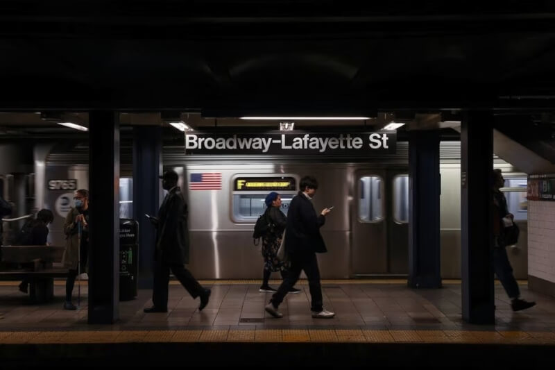 圖為紐約地鐵百老匯-拉法葉街站乘客。（路透社）