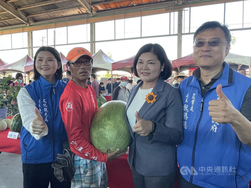 雲林縣二崙鄉公所6日舉行西瓜產業文化節，並安排評鑑活動，備受矚目的雲林西瓜王由果農廖金昌奪得，西瓜重達43台斤，雲林縣長張麗善（右2）親自向廖金昌兒子廖營餘（左2）道賀。中央社記者姜宜菁攝  112年5月6日