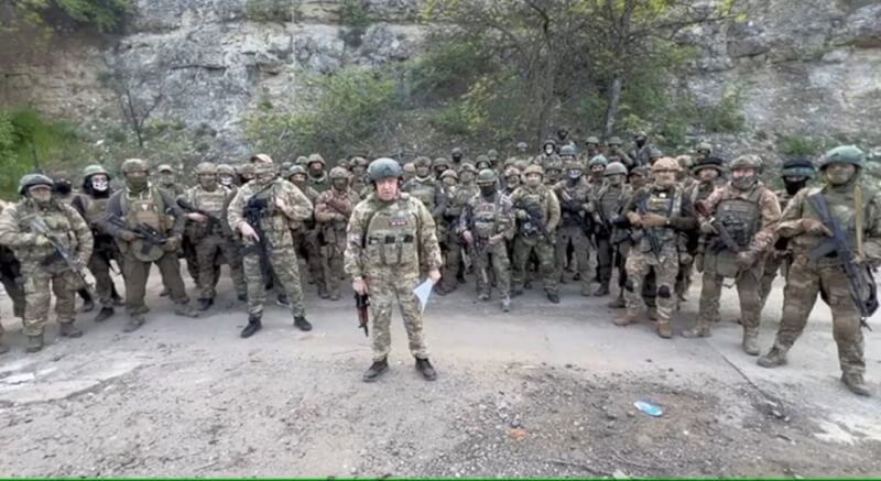 俄羅斯傭兵組織瓦格納集團首腦普里格津（前）5日發表聲明，揚言撤出烏東城市巴赫姆特。（Press service of 