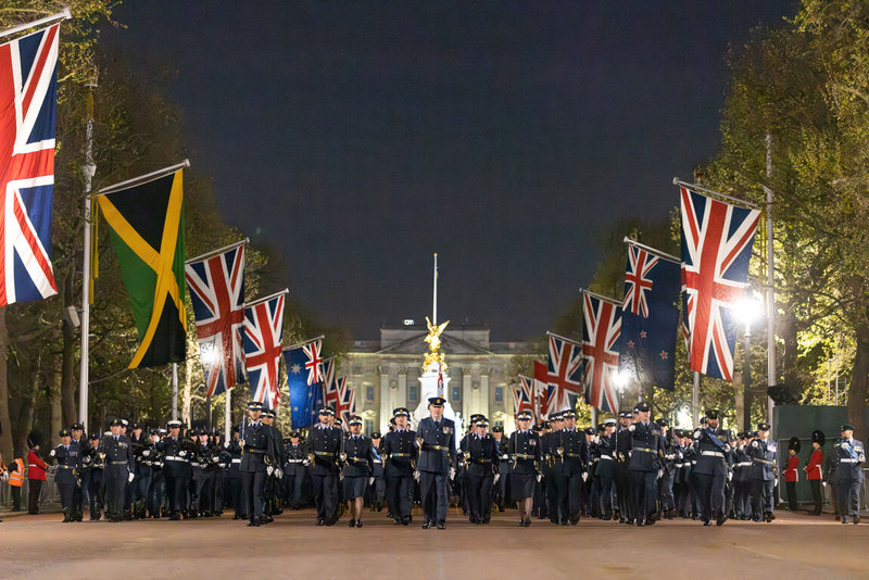 英王查爾斯三世6日加冕，英國軍方2日夜間進行最後一次遊行總彩排，長約1.4公里的路程淨空供約4000名官兵演練。圖攝於林蔭大道，背景為白金漢宮。（英國國防部提供）中央社記者陳韻聿倫敦傳真  112年5月6日