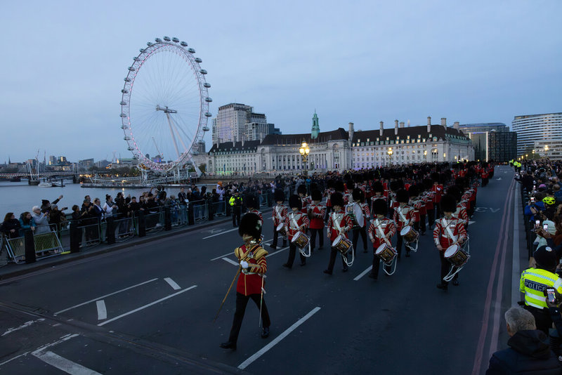 英王查爾斯三世6日加冕，英國軍方2日夜間進行最後一次遊行總彩排，長約1.4公里的路程淨空供約4000名官兵演練。圖攝於泰晤士河沿岸，背景為摩天輪「倫敦之眼」。（英國國防部提供）中央社記者陳韻聿倫敦傳真  112年5月6日