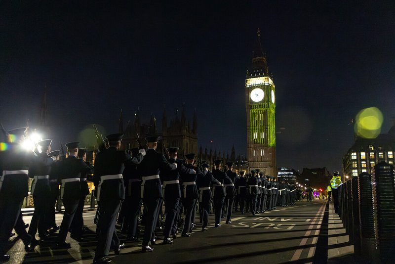 英王查爾斯三世6日加冕，英國軍方2日夜間進行最後一次遊行總彩排，長約1.4公里的路程淨空供約4000名官兵演練。圖攝於國會大廈一帶，背景為大笨鐘鐘樓。（英國國防部提供）中央社記者陳韻聿倫敦傳真  112年5月6日