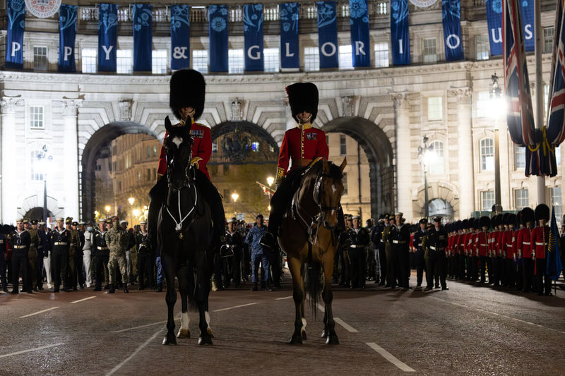 英王查爾斯三世6日加冕，英國軍方2日夜間進行最後一次遊行總彩排，長約1.4公里的路程淨空供約4000名官兵演練。圖攝於林蔭大道，背景為海軍拱門。（英國國防部提供）中央社記者陳韻聿倫敦傳真  112年5月6日