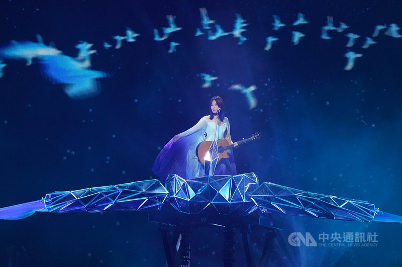 歌手蔡健雅6日晚間在台北小巨蛋舉行「Let's Depart！給世界最悠長的吻」演唱會，開場時在大型機械鳥裝置上演唱Bluebirds。中央社記者徐肇昌攝 112年5月6日